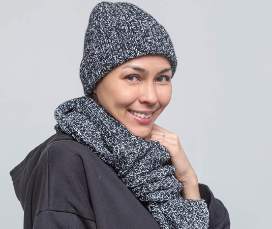 Женская черная шапка из конопли и мериноса Uzor Wear